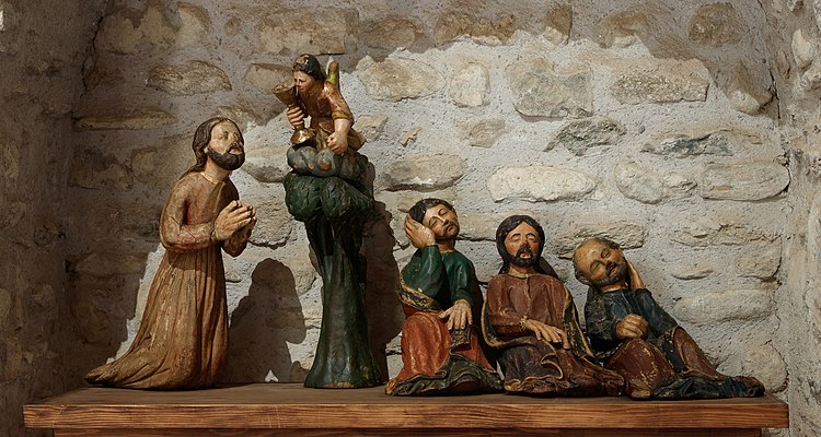 Иисус Христос и спящие ученики (апостолы) на Елеонской горе. Церковные фигуры датируются XV веком. Аббатство Сен-Мишель-де-Кукса[англ.], коммуна Кодале[англ.], департамент Восточные Пиренеи, Франция