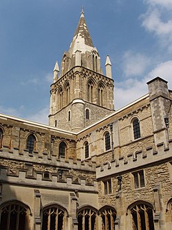 Stolp nad križanjem ladij in zvonik nad križnim hodnikom