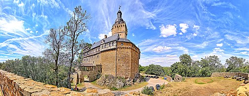 Panorama von Südosten, rechts die Ostbastion und Tor 1, unterhalb des Bergfriedes Tor 2 und der Südzwinger