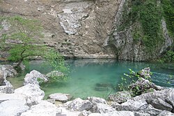 La fontaine de Vaucluse en avril 2008.