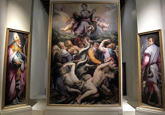 Trois tableaux qui ne sont pas intégrés dans un retable. Tableau du centre : une foule regarde la Vierge dans le ciel - Tableaux latéraux : un personnage en pied