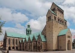 Stolnica z westwerkom, ki je bila obnovljena po romanskem videzu po uničenju v drugi svetovni vojni