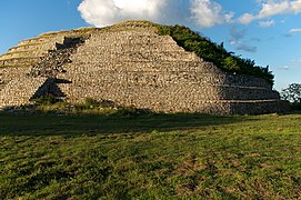 Otra vista de la pirámide de Kinich Kakmó.