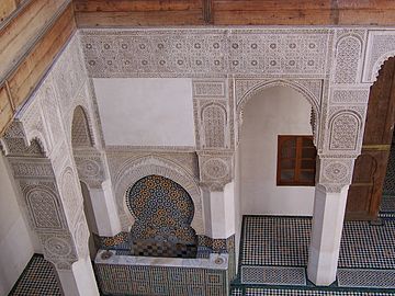 Madrasa Bou Inania a Fès in Marocco, originariamente del 1350 ca, con motivi geometrici e calligrafia in stucco (zellige e semplici piastrelle successive)