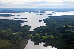 Pihlajakoski laskee Isosta Pihlajajärvestä takana näkyvään Päijänteeseen.