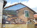 Uno dei murales raffigurante un rebus su un muro di abitazione di Marentino