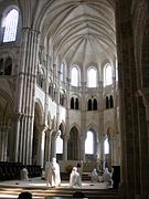 Het gotische koor van de basiliek en de aanbidding door de monniken en nonnen van de Broederschap.