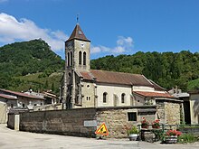 la katolika kirko en la pleja centro de Torcieu