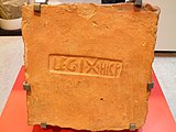 Brique fabriquée par la legio IX Hispana.