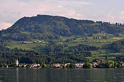 Freienbach sijaitsee Zürichinjärven etelärannalla.