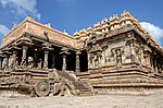 Visoko okrašen kamniti hindujski tempelj