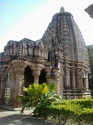 Tempelj Ghatešvara Mahadeva v kompleksu templjev Baroli. Kompleks osmih templjev, ki so ga zgradili Gurdžara-Pratiharas, se nahaja znotraj obzidanega ograjenega prostora.