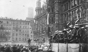 Bundesarchiv Bild 119-1486, Hitler-Putsch, München, Marienplatz.jpg