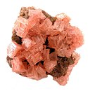 粉红色的石盐上覆盖着微小的重碳钠盐