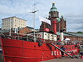 English: An old lightship (now a coffee bar) in front of the Uspenski Cathedral Suomi: Entinen majakkalaiva (nyk. kahvila) Uspenskin edessä