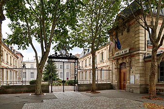 Entrée principale, rue d'Auteuil.