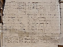 Ramses III. führt Gefangene der Seevölker vor Amun und Mut – sämtliche Gefangenen in den drei Registern hinter dem Pharao tragen einen „Federhelm“ (Abzeichnung nach Richard Lepsius und Originalrelief am zweiten Pylon des Totentempels Ramses’ III. in Medinet Habu)