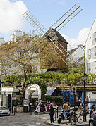 Le moulin de la Galette, à l'angle de la rue Lepic et de la rue Girardon.