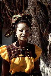 Žena sa tradicionalnom maskom iz Mozambika
