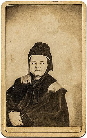 אחד מתצלומיו המפורסמים של ממלר, המראה את מרי טוד לינקולן, עם "רוחו" של בעלה, אברהם לינקולן.