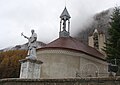 La chapelle et la statue du saint