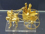 來自奧克蘇斯寶藏的戰車，這是現存最重要的阿契美尼德王朝金屬製品收藏，公元前 5 至 4 世紀