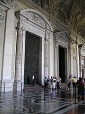 Vue du narthex et des portes de la basilique