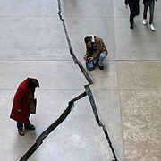 Obra de Doris Salcedo en la Tate Modern de Londres