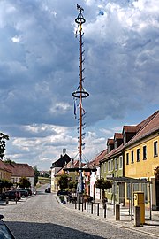 Hauptstraße mit Maibaum