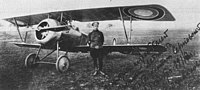 Русский лётчик Б. В. Сергиевский со своим аэропланом «Ньюпор-17», ноябрь 1917 года.