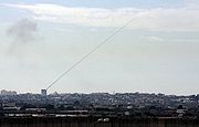 Um foguete Qassam disparado por um civil na Faixa de Gaza para o sul de Israel, janeiro de 2009