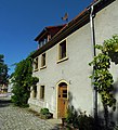 Wohnhaus in nach rechts geschlossener Bebauung