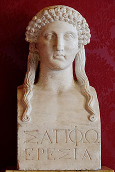 Busta s nápisom Sapfo z Eresu. Rímska kópia gréckeho originálu asi z 5. stor. pred Kr.