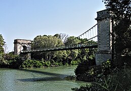 Fourques - Pont historique sur le petit Rhône.