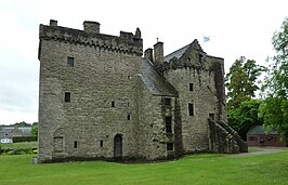 De noordzijde van Huntingtower Castle. Aan de linkerzijde de oostelijke woontoren, gescheiden van de andere woontoren door een smalle vleugel met een scheef aflopend dak.