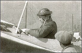 Jorge Chávez con el casco de vuelo en su avión Bleriot, presto a partir del campo de Brig para el cruce de los Alpes.