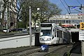 Ein Regio­Tram-​Zug der Linie RT 1 ver­lässt den Tun­nel un­ter dem Kopf­bau über die Ost­ram­pe.