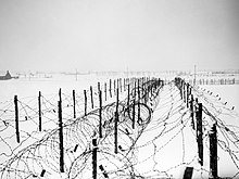 1940, Prikkeldraad in de besneeuwde vlakte in België (omgeving Menen)