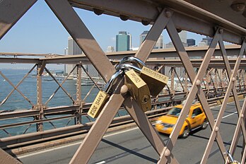 Cadenas d'amour sur le pont de Brooklyn, à New York. (définition réelle 5 184 × 3 456)