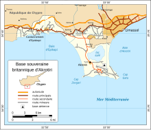 Carte de la base d'Akrotiri détaillant le réseau routier, les zones d'habitation et la piste de l'aérodrome militaire britannique. Légende et indications géographiques de la zone.