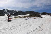 ゲレンデに設置されている人工降雪機