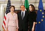 2006년 2월 9일에 이탈리아의 실비오 베를루스코니 총리가 이탈리아 로마를 방문한 미국의 조지 W. 부시 대통령의 영부인인 로라 부시 모녀를 영접하고 있는 모습. 이탈리아에서는 국가 차원의 의전 행사 또는 공공 기관의 건물에서 이탈리아의 국기와 유럽 연합기를 함께 전시한다.