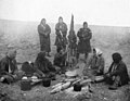 Un grupo de samoyedos alrededor de una hoguera (1914)