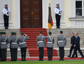Bundspräsident Gauck empfangt den 2016 portugeeschen Staatspräsidenten Marcelo Rebelo de Sousa mit militärisch Ehren.
