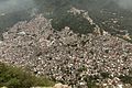 Viżjoni bil-lejl. Fl-isfond il-Morro Dois Irmãos (Għolja Żewġ