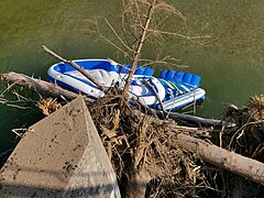 Schlauchboothavarie auf der Isar am Marienklausensteg 01.jpg