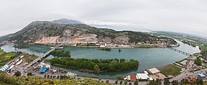 Blick von der Burg Rozafa auf den Ausfluss der Buna aus dem See und auf beide Buna-Brücken