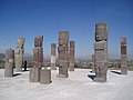 Vista de los Atlantes, las Pilastras y las Columnas Serpentinas en la cúspide de la Pirámide B.