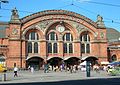 Bremen Hauptbahnhof (1885): kompozycja neoromańska, akcentująca hall recepcyjny