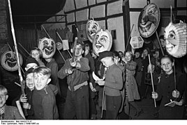 Enfants avec des lanternes pendant le défilé de la Saint-Martin en 1949.